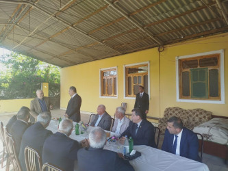 Goranboyda icra başçısı rayon ağsaqqalını yubileyi ilə bağlı evində ziyarət etdi