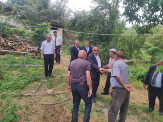 İcra Başçısı Şəfəq kəndində  səyyar qəbul zamanı vətəndaşların ünvanladıqları müraciətləri yerində araşdırdı.