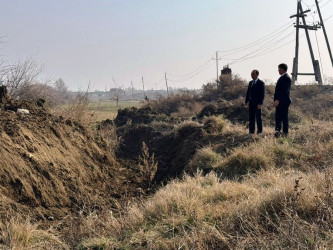 Yeni yol kəndində  şəhid atasının rayon İcra Hakimiyyətinə  müraciəti əsasında, beton kanalın və sel ötürücü arxın təmizlənməsi işləri aparılır