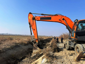 Yeni yol kəndində  şəhid atasının rayon İcra Hakimiyyətinə  müraciəti əsasında, beton kanalın və sel ötürücü arxın təmizlənməsi işləri aparılır