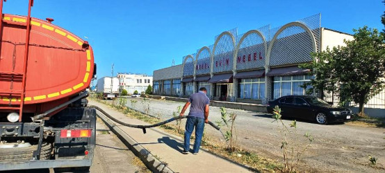 Goranboyda yeni salınmış yaşıllıq zolaqlarına aqrotexniki qulluq işləri davam etdirilir. Bu məqsədlə, ağacların növbəti suvarılması işləri görülür.