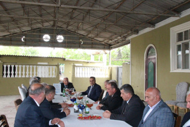 Goranboyda icra başçısı rayon ağsaqqalını yubileyi ilə bağlı evində ziyarət etdi