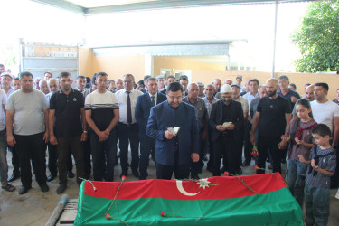 Qızılhacıllı qəsəbəsində şəhid atasının dəfn mərasimi keçirildi