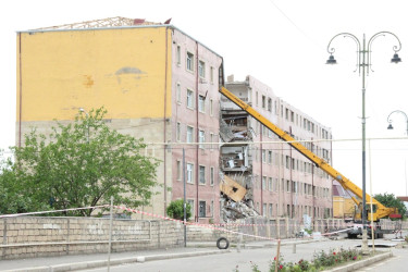Goranboyda icra başçısı qəzalı vəziyyətdə olan binaların söküntü işlərinə yerində baxış keçirdi