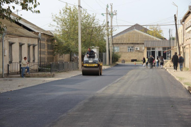 Dəliməmmədli şəhərində küçələrin   asfaltlaşdırılması işləri davam etdirilir.