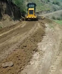 Goranboyun Erkeç və Todan kəndlərini birləşdirən əsas avtomobil yolunda  təbii fəlakətdən sonra hamarlanma işləri aparılır.