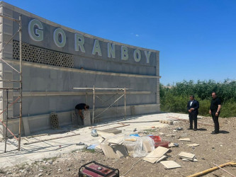 Goranboy rayonunun Yevlax rayonundan girişində “Goranboy” giriş lövhəsi müasir üslubda yenidən inşa edilir.