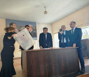 Goranboyda yeni inşa edilmiş çoxmənzilli yaşayış binasının mənzillərinin püşkatma yolu ilə bölgüsü aparıldı