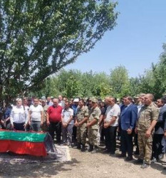 Goranboyda icra Başçısı hərbiçinin yas mərasimində iştirak etdi.