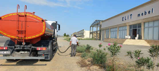 Goranboyda “Şəhərsalma və Memarlıq ili “ çərçivəsində yol kənarlarında əkilmiş ağaclara aqrotexniki qulluq göstərilir və suvarılma işləri aparılır