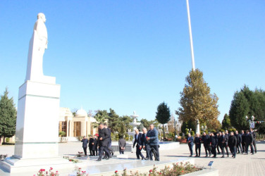 Goranboyda “8 noyabr-Zəfər Günü” ilə bağlı Ümummilli Liderimizin rayon mərkəzində ucaldılmış abidəsi və Şəhidlər Xatirə Kompleksi ziyarət olundu.