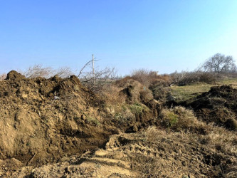 Yeni yol kəndində  şəhid atasının rayon İcra Hakimiyyətinə  müraciəti əsasında, beton kanalın və sel ötürücü arxın təmizlənməsi işləri aparılır