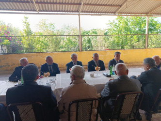 Goranboyda icra başçısı rayon ağsaqqalını yubileyi ilə bağlı evində ziyarət etdi