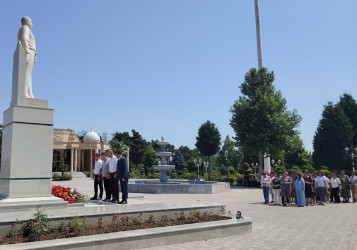 Goranboyda “15 iyun Milli Qurtuluş Günü” ilə bağlı Ümummilli Liderimiz  Heydər Əliyevin rayon mərkəzində ucaldılmış abidəsi  ziyarət olundu