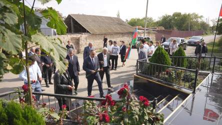 Goranboyda İcra başçısı Şəhid atasını evində ziyarət etdi.
