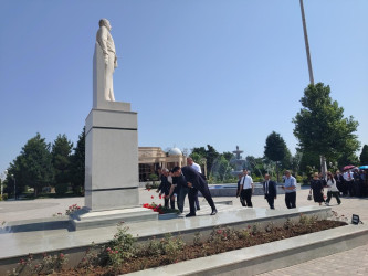 Goranboyda “15 iyun Milli Qurtuluş Günü” ilə bağlı Ümummilli Liderimiz  Heydər Əliyevin rayon mərkəzində ucaldılmış abidəsi  ziyarət olundu