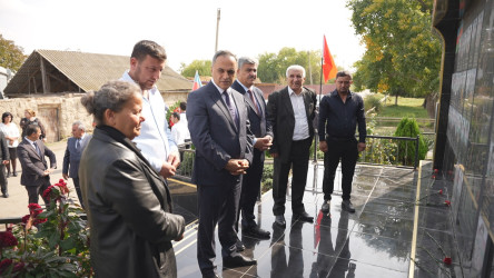 Goranboyda İcra başçısı Şəhid atasını evində ziyarət etdi.
