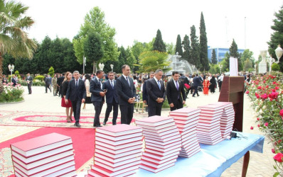 "Ümummilli Lider Heydər Əliyevin anadan olmasının 102-ci ildönümü"nə həsr olunmuş kitab,rəsm və əl işləri sərgisi təşkil olundu