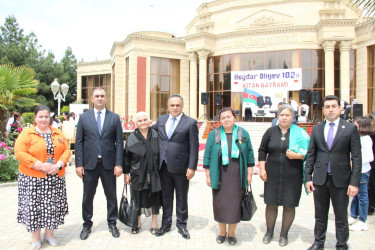 "Ümummilli Lider Heydər Əliyevin anadan olmasının 102-ci ildönümü"nə həsr olunmuş kitab,rəsm və əl işləri sərgisi təşkil olundu