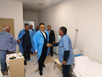 Goranboyda İcra Başçısı xəstəxanada müalicə alan şəhid atalarını ziyarət etdi