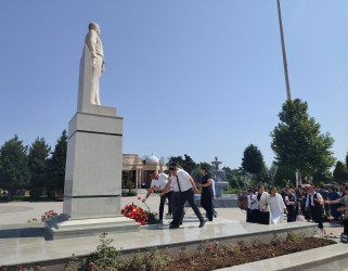 Goranboyda “15 iyun Milli Qurtuluş Günü” ilə bağlı Ümummilli Liderimiz  Heydər Əliyevin rayon mərkəzində ucaldılmış abidəsi  ziyarət olundu