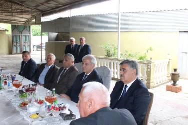 Goranboyda icra başçısı rayon ağsaqqalını yubileyi ilə bağlı evində ziyarət etdi