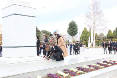 “Goranboy 2026-Gənclər Paytaxtı"  münasibətilə keçirilən silsilə ümumrayon tədbirləri çərçivəsində Ümummilli Lider Heydər Əliyevin abidəsi ziyarət olundu