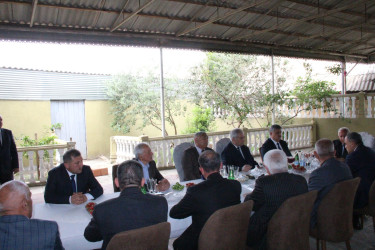 Goranboyda icra başçısı rayon ağsaqqalını yubileyi ilə bağlı evində ziyarət etdi