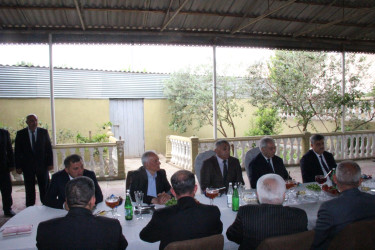 Goranboyda icra başçısı rayon ağsaqqalını yubileyi ilə bağlı evində ziyarət etdi