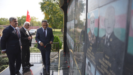 Goranboyda İcra başçısı Şəhid atasını evində ziyarət etdi.