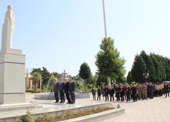 Goranboyda “15 iyun Milli Qurtuluş Günü” ilə bağlı Ümummilli Liderimiz  Heydər Əliyevin rayon mərkəzində ucaldılmış abidəsi  ziyarət olundu