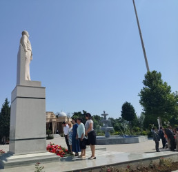 Goranboyda “15 iyun Milli Qurtuluş Günü” ilə bağlı Ümummilli Liderimiz  Heydər Əliyevin rayon mərkəzində ucaldılmış abidəsi  ziyarət olundu