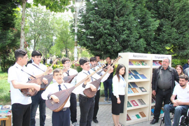 "Ümummilli Lider Heydər Əliyevin anadan olmasının 102-ci ildönümü"nə həsr olunmuş kitab,rəsm və əl işləri sərgisi təşkil olundu