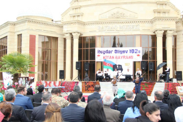 "Ümummilli Lider Heydər Əliyevin anadan olmasının 102-ci ildönümü"nə həsr olunmuş kitab,rəsm və əl işləri sərgisi təşkil olundu